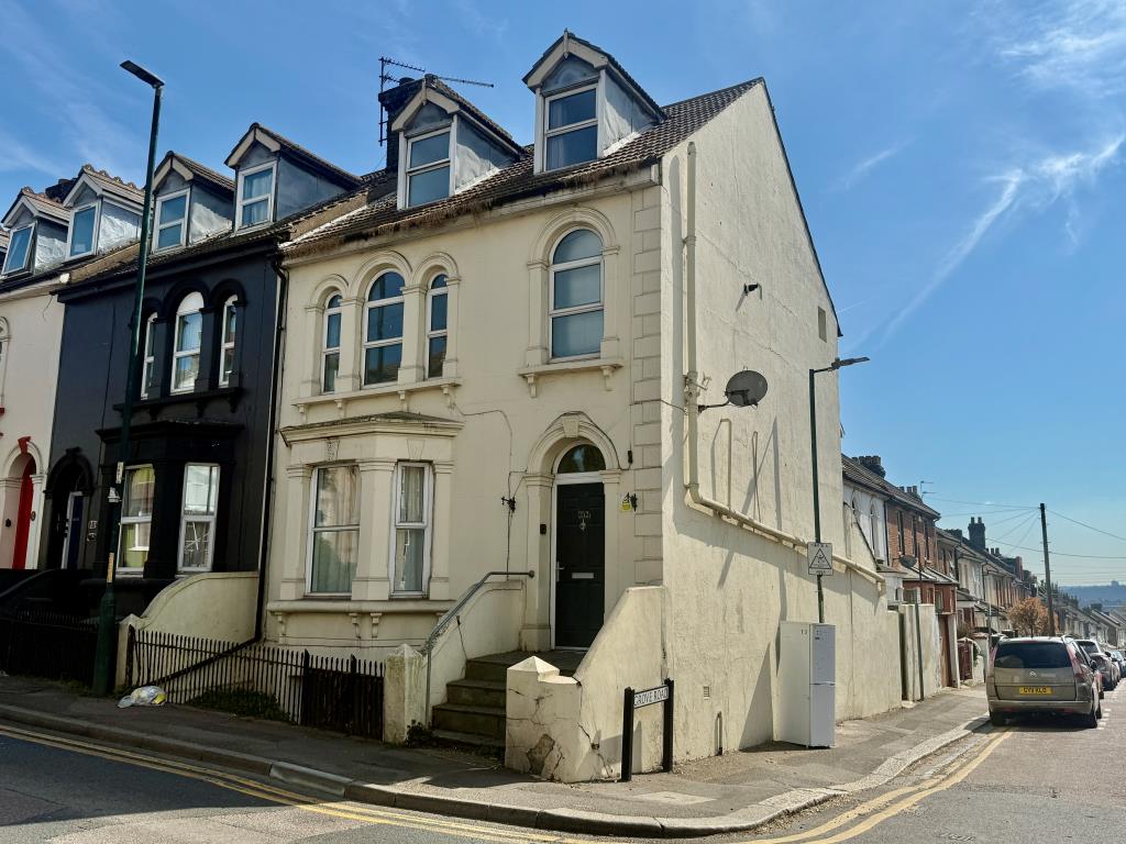 Lot: 121 - LARGE END-TERRACE PROPERTY WITH POTENTIAL - End-terrace four storey property